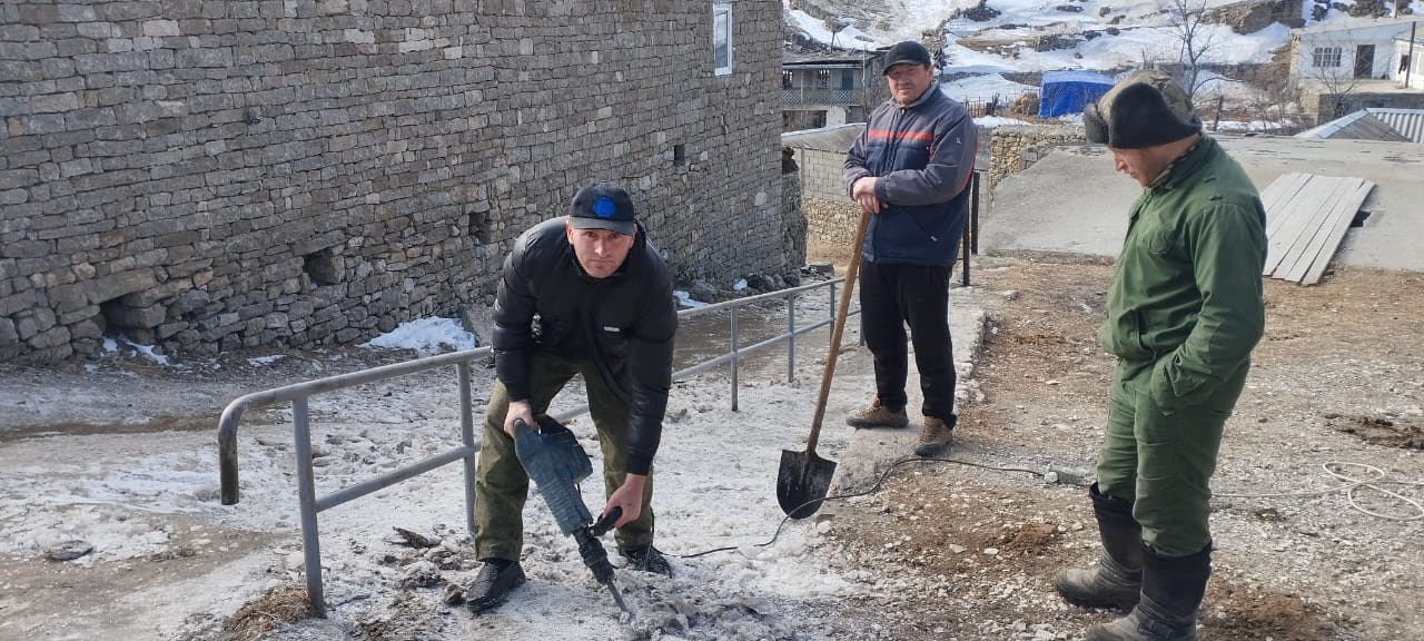 В селе Цатаних прошел субботник, организованный работниками администрации и учреждениями .