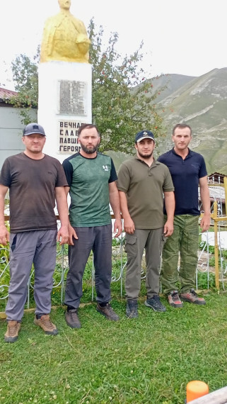 Глава села Цатаних Зубаир Саидбегович встретился с участником СВО. Глава села Цатаних Зубаир Саидбегович встретился с участником СВО.